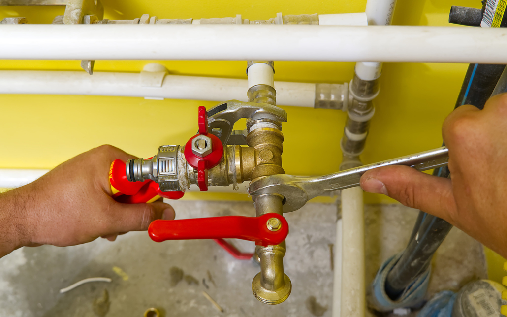 Connecting plumbing fittings with keys. The plumber assembles a new water connection to the sink