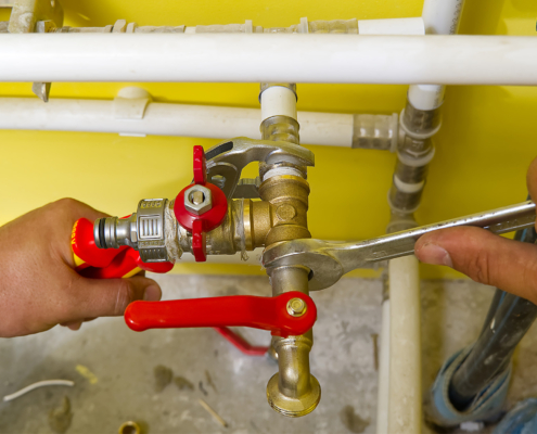 Connecting plumbing fittings with keys. The plumber assembles a new water connection to the sink